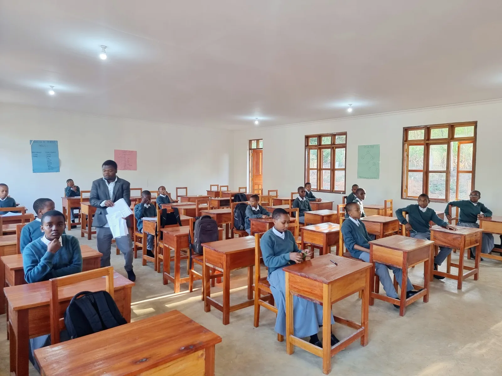 Klassenzimmer mit Schülern beim Unterricht