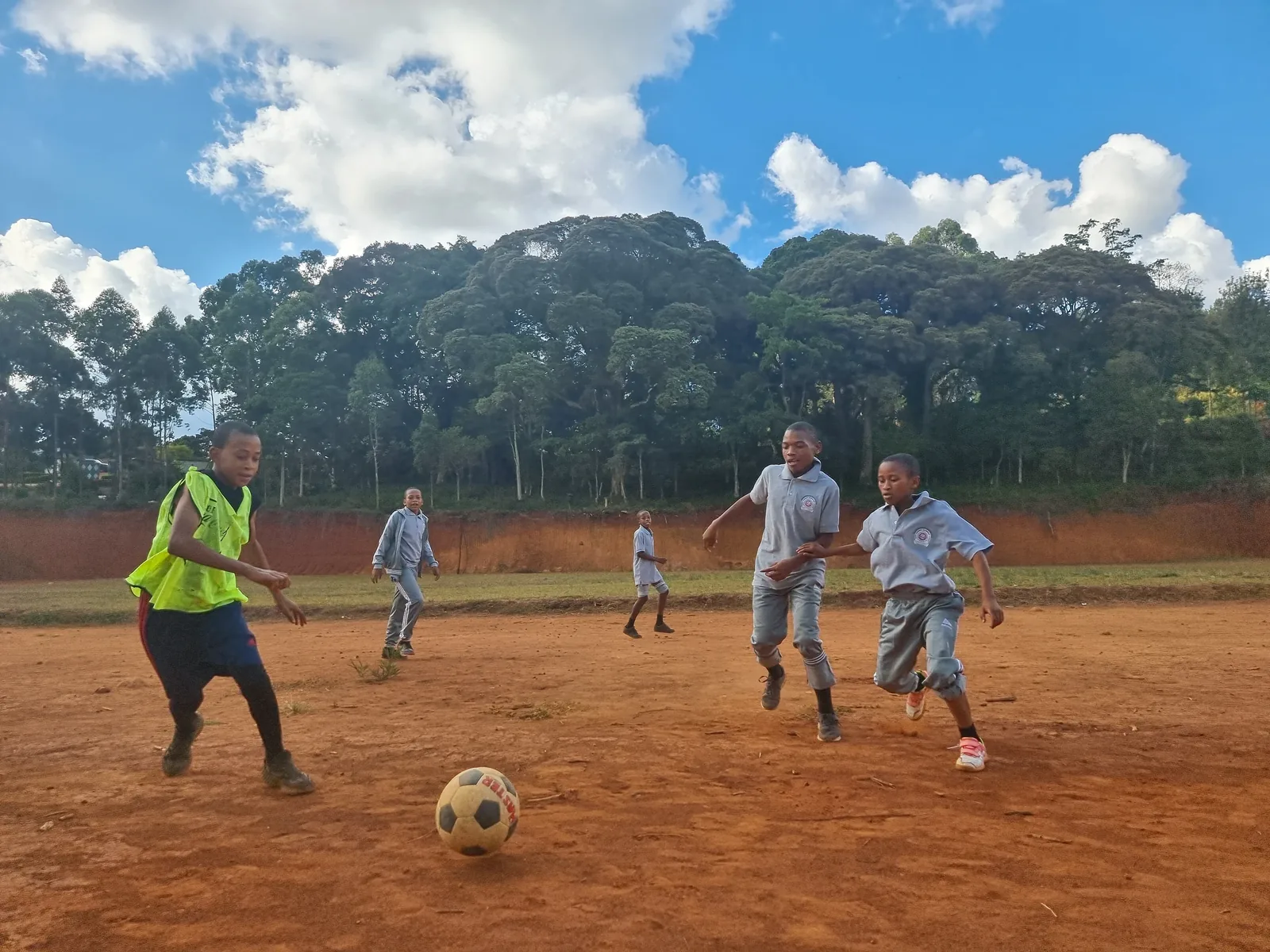 Schüler beim Fußballspielen auf dem Schulgelände